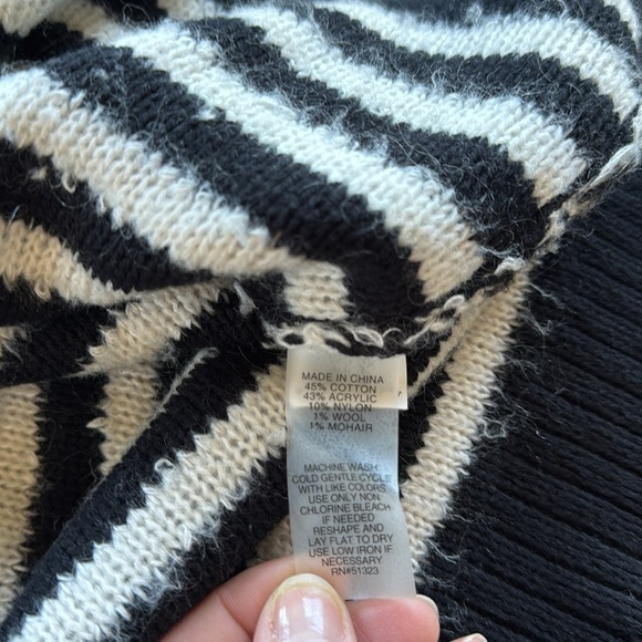 Two by Vince Camuto sweater size small - Picture 4 of 4